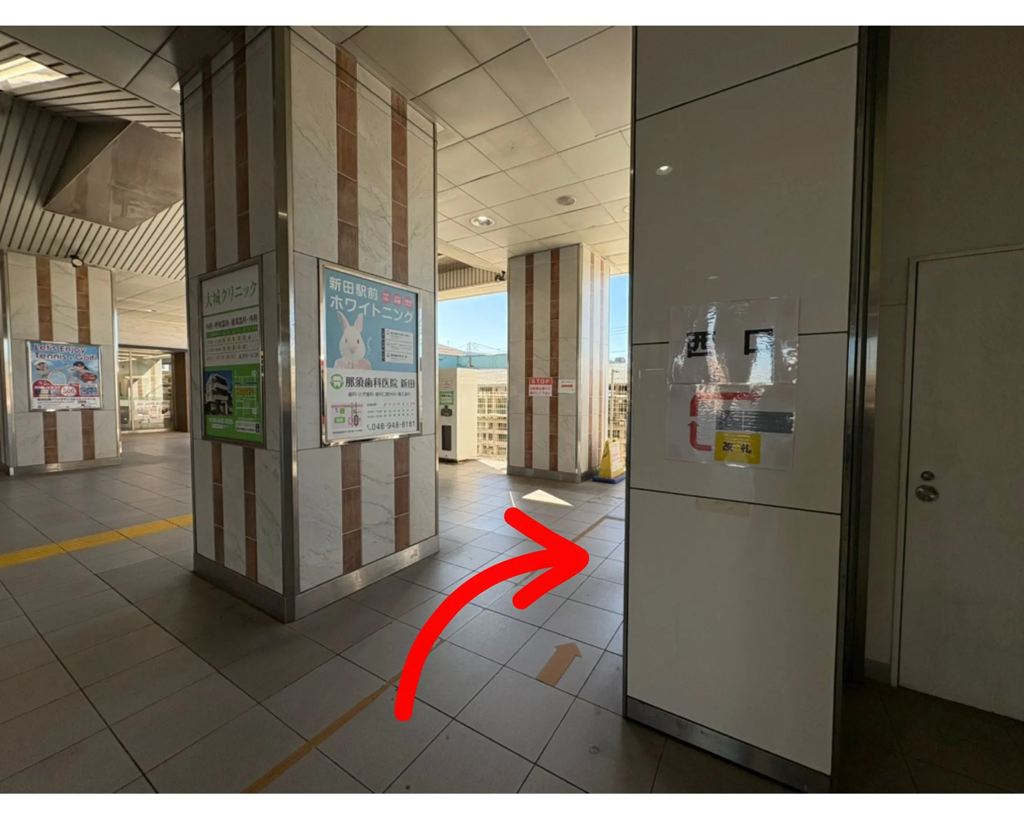 西口を出て更に右添いに進んでください